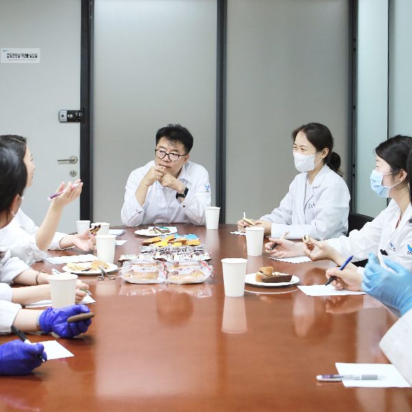 제품의 맛을 평가하는 자리