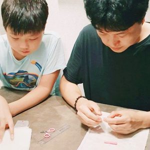 자녀들과 쿨키트 제작하는 모습 자녀들과 쿨키트 제작하는 모습