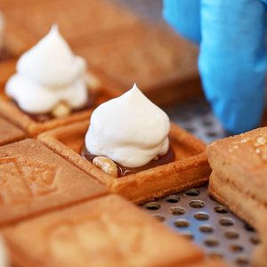 잣방울 이미지가 새겨진 맛남샌드