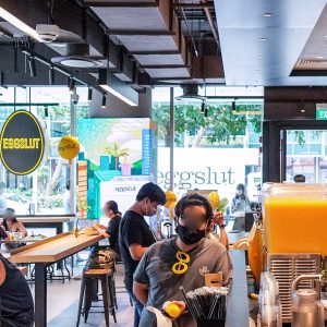 방문 고객들로 붐비는 에그슬럿 오차드스콧스퀘어점