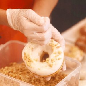 생생하고 신선한 갓 만든 도넛