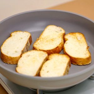 기름 없이 팬에 구워주세요