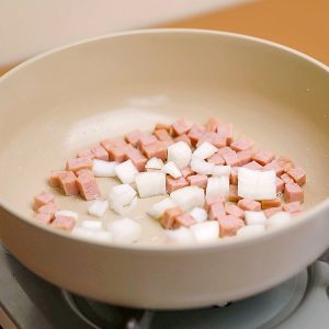 햄과 양파를 함께 볶아주세요