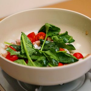 토마토와 시금치를 넣고 살짝 볶아주세요