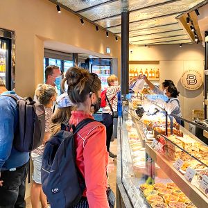 고풍스러운 인테리어로 꾸며진 파리바게뜨 생미셸점