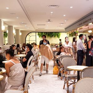 실내이지만 야외 테라스와 같은 분위기를 조성한 매장 내부