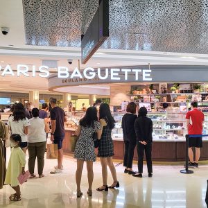 복합쇼핑몰 아이온 오차드몰 지하 1층에 자리잡은 파리바게뜨 플래그십 매장