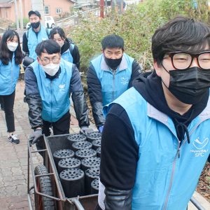 연탄을 나르는 SPC해피봉사단 연탄을 나르는 SPC해피봉사단