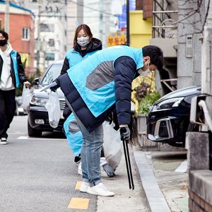 쓰레기를 줍고 있는 SPC그룹 임직원들 쓰레기를 줍고 있는 SPC그룹 임직원들