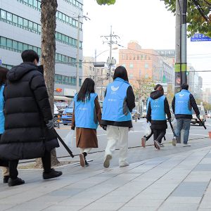 줍깅에 참여하고 있는 SPC그룹 임직원들 줍깅에 참여하고 있는 SPC그룹 임직원들