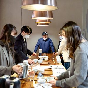 9가지 커피 샘플로 커핑을 진행하는 모습 9가지 커피 샘플로 커핑을 진행하는 모습