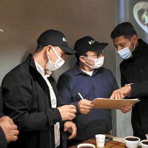 커핑 후 의견을 주고 받는 농장 관계자들 커핑 후 의견을 주고 받는 농장 관계자들