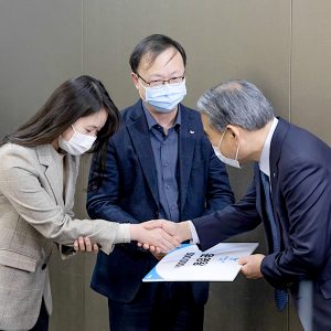 2021년 제안 운영 부문 대상을 수상한 PB파트너즈 제안사무국 점포제조기획팀 2021년 제안 운영 부문 대상을 수상한 PB파트너즈 제안사무국 점포제조기획팀