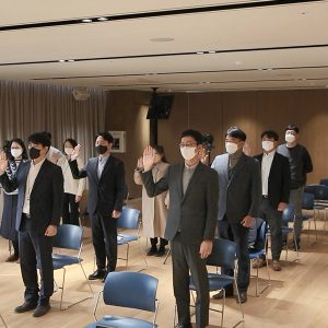 선서문을 낭독하는 임직원들