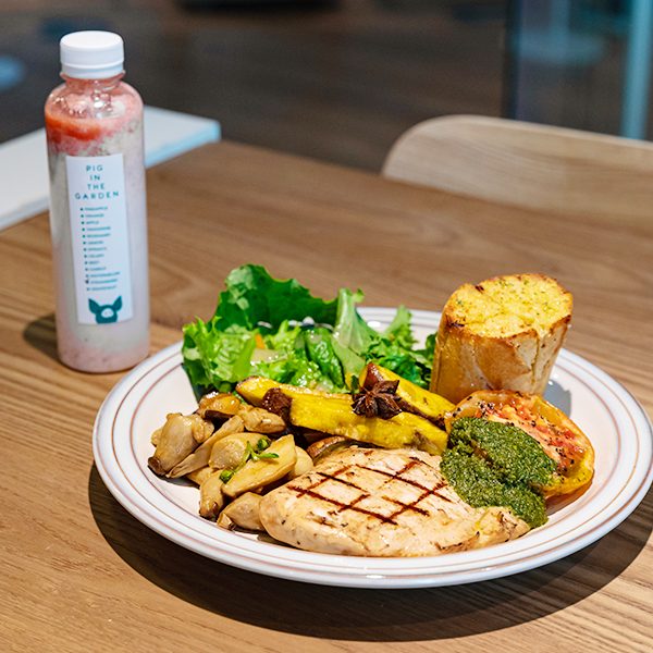 그릴드 머쉬룸, 오렌지필고구마 스쿱을 곁들인 수비드 치킨 브레스트 샐러드