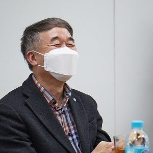 감사 인사를 전하는 푸르메재단 백경학 상임이사 감사 인사를 전하는 푸르메재단 백경학 상임이사