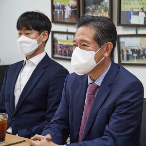 기부금 활용 방안에 대해 논의 중인 SPC그룹 김범성 부사장 기부금 활용 방안에 대해 논의 중인 SPC그룹 김범성 부사장