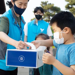 매월 후원 받은 생일 파티용 케이크 매월 후원 받은 생일 파티용 케이크