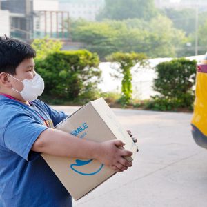 선물 받고 기뻐하는 아이들 선물 받고 기뻐하는 아이들