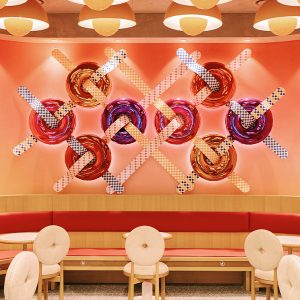 도넛 형태의 조형물로 꾸며진 던킨 매장