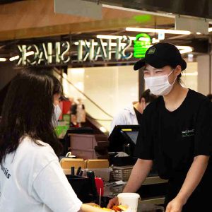 완성된 음식을 게스트에게 제공하는 모습