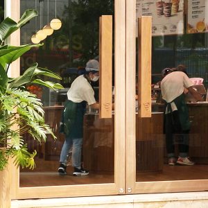 입구에서 느껴지는 식물의 싱그러움 입구에서 느껴지는 식물의 싱그러움