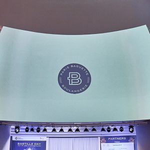 거대한 스크린에서 볼 수 있는 파리바게뜨 광고 거대한 스크린에서 볼 수 있는 파리바게뜨 광고