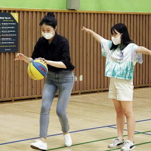 아이들과 어울리며 즐거운 시간을 보낸 섹타나인 아이들과 어울리며 즐거운 시간을 보낸 섹타나인