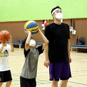 아이들과 어울리며 즐거운 시간을 보낸 섹타나인 아이들과 어울리며 즐거운 시간을 보낸 섹타나인
