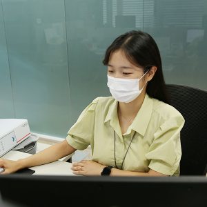 다양한 업무를 진행 중인 윤채영 사원