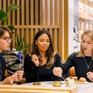 파리바게뜨의 디저트를 즐기는 영국 고객들