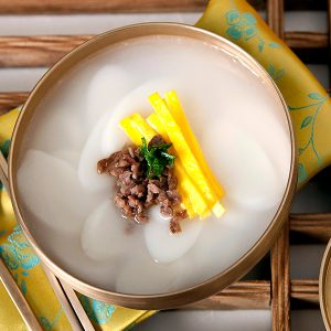 쑥가루를 첨가해 저칼로리로 조리하는 떡국