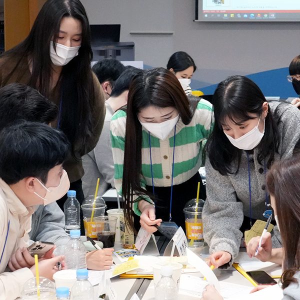 49기 신입사원이 동기와 의견을 나누며 한마음으로 참여한 팀 프로젝트 49기 신입사원이 동기와 의견을 나누며 한마음으로 참여한 팀 프로젝트