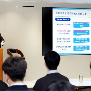 산업안전 강의를 진행 중인 SPC안전경영위원회 천영우 위원과 경청중인 임직원들 산업안전 강의를 진행 중인 SPC안전경영위원회 천영우 위원과 경청중인 임직원들