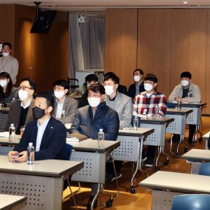 산업안전 강의를 진행 중인 SPC안전경영위원회 천영우 위원과 경청중인 임직원들 산업안전 강의를 진행 중인 SPC안전경영위원회 천영우 위원과 경청중인 임직원들