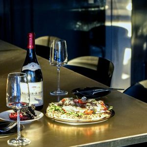 그로서리 스토어와 와인바의 등장으로 ‘힙 플레이스’가 된 ‘광장시장’ (*출처 : 365일장 제공 / 히든아워 공식 인스타그램) 그로서리 스토어와 와인바의 등장으로 ‘힙 플레이스’가 된 ‘광장시장’ (*출처 : 365일장 제공 / 히든아워 공식 인스타그램)