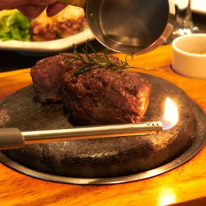 스테이크 조리 기법이자 퍼포먼스로 활용되는 ‘플람베(Flambé)’