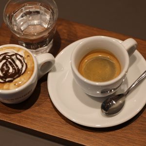 이탈리안 헤이즐넛 초콜릿 소스가 첨가된 ‘이탈리안 초콜릿 콘파나 에스프레소 세트’ 이탈리안 헤이즐넛 초콜릿 소스가 첨가된 '이탈리안 초콜릿 콘파나 에스프레소 세트'