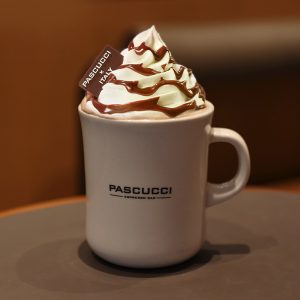 이탈리안 헤이즐넛 초콜릿 소스가 첨가된 ‘이탈리안 초콜릿 골든라떼’ 이탈리안 헤이즐넛 초콜릿 소스가 첨가된 '이탈리안 초콜릿 골든라떼'