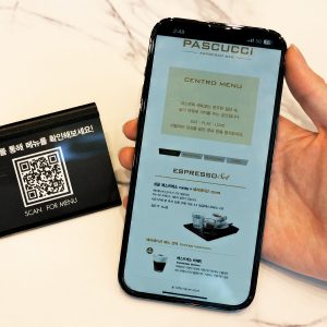 고객 편의성을 고려한 ‘센트로양재점’의 QR코드 메뉴판과 키오스크