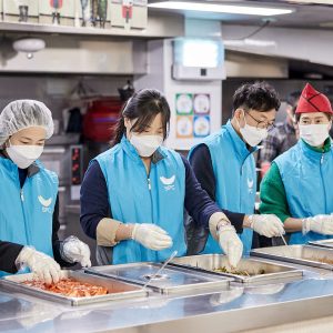 안나의집 봉사활동에 참여한 직원들 안나의집 봉사활동에 참여한 직원들