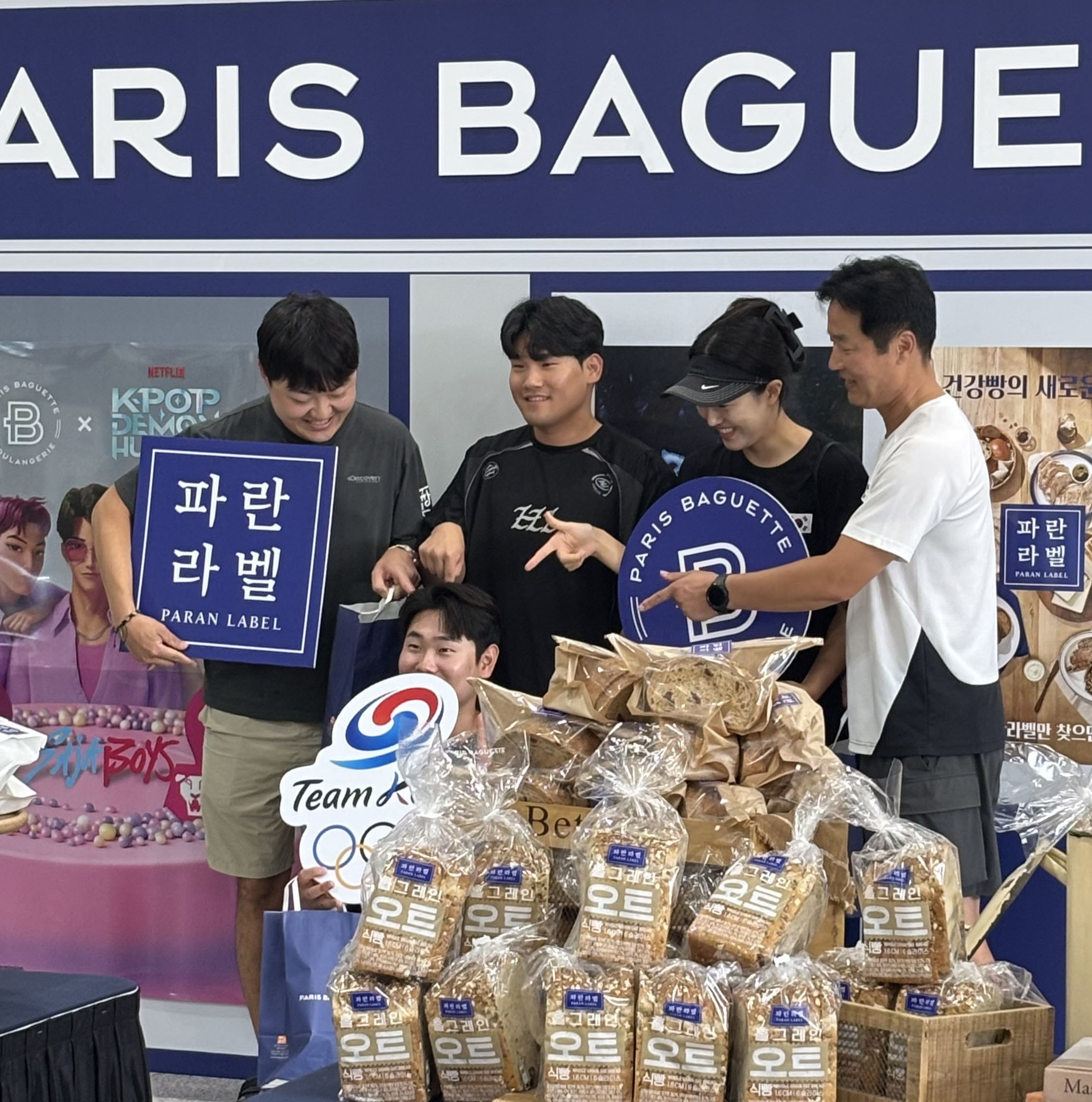 [사진 3] 국가대표 선수단 및 코치진이 파리바게뜨 팝업에서 제품을 수령하고 기념촬영하는 모습