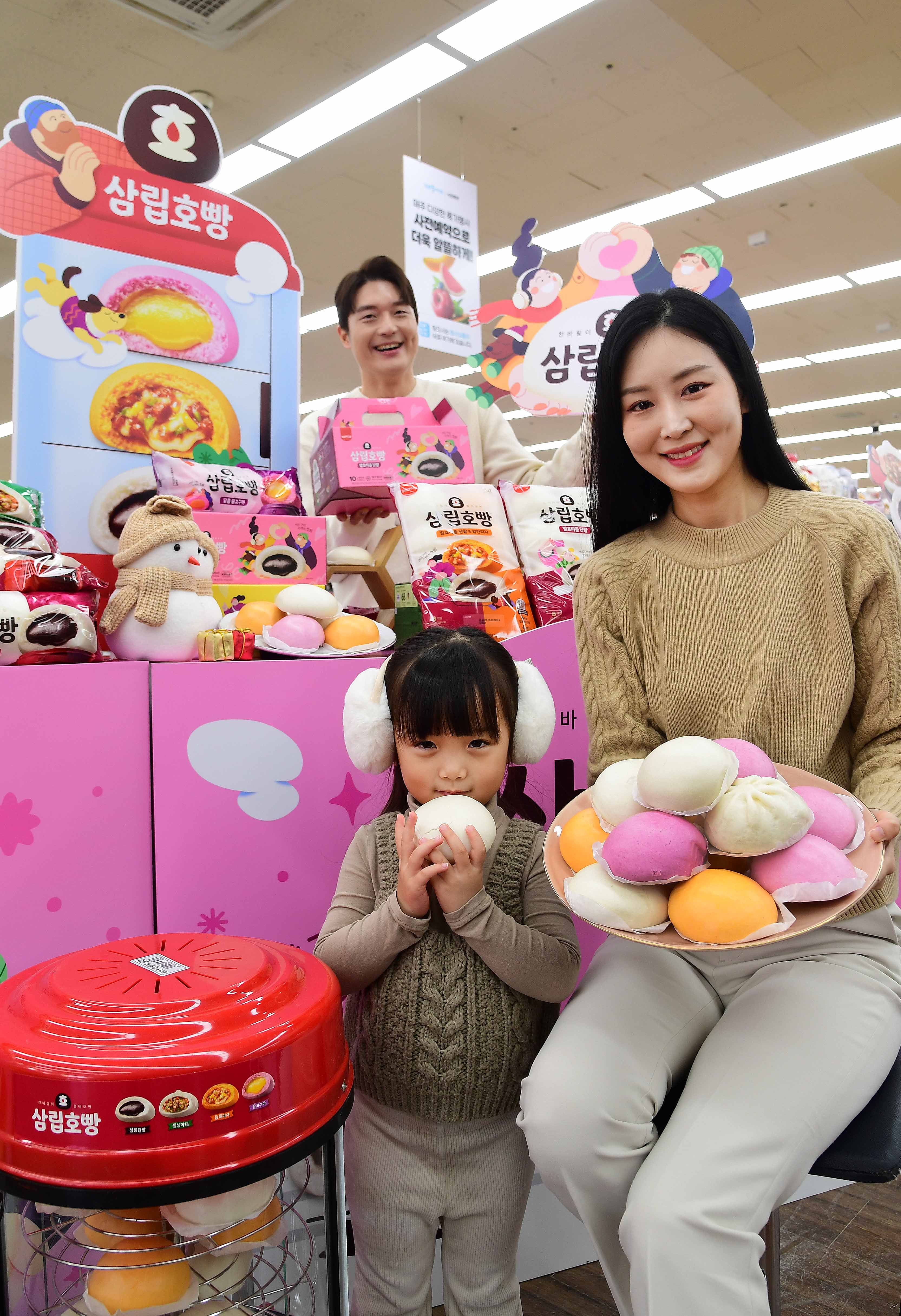 ▲아이와 모델들이 삼립호빵을 들고 포즈를 취하고 있는 모습