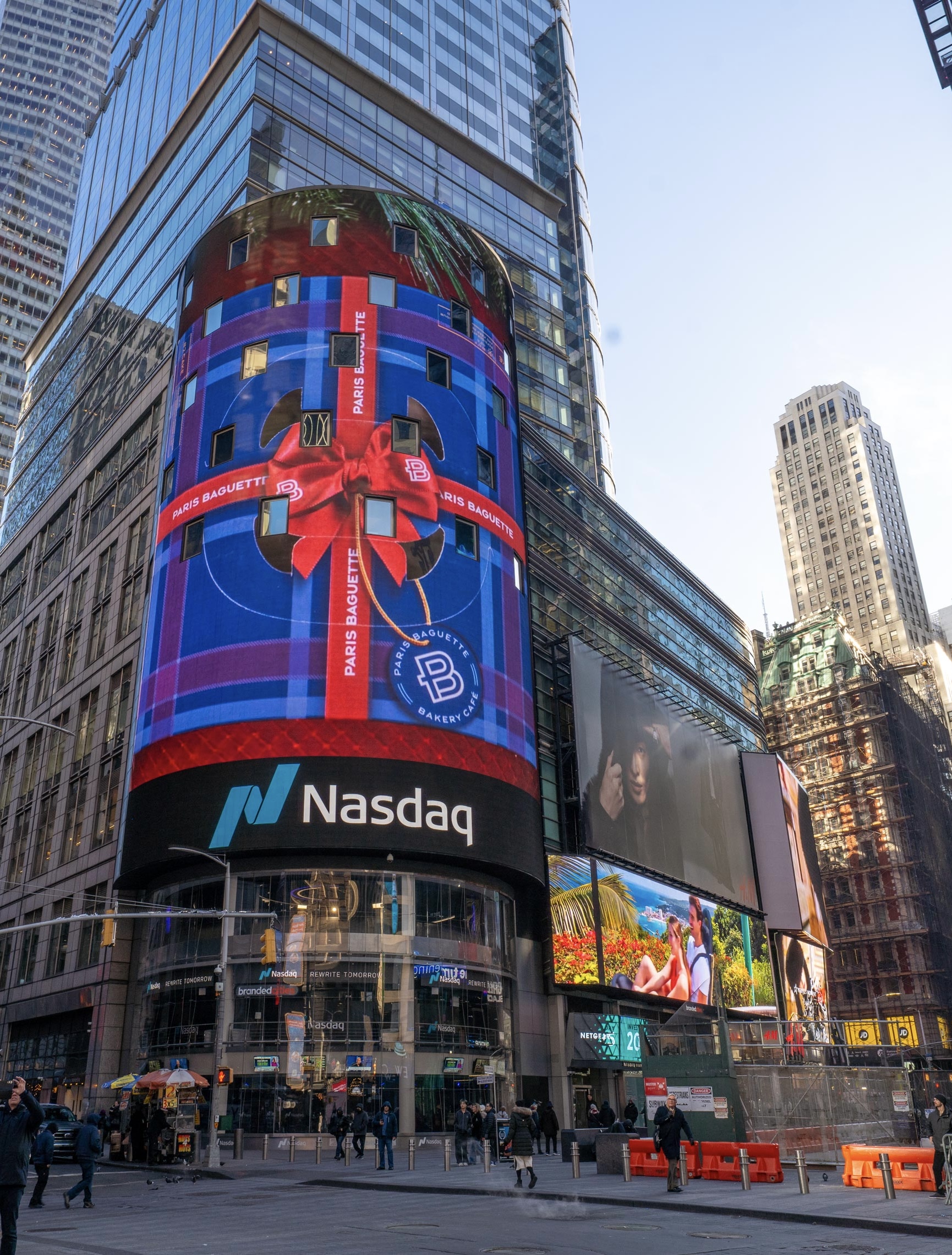 [사진2] 뉴욕 타임스스퀘어 전광판에 등장한 파리바게뜨 X-mas 케이크