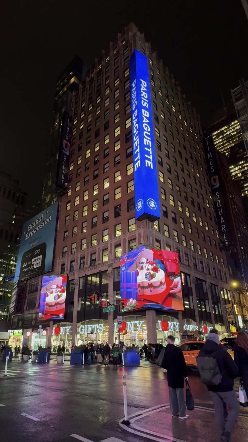 (사진2) 지난 해 12월 미국 뉴욕 타임스스퀘어 대형 전광판에 송출된 파리바게뜨 홀리데이 시즌 케이크 광고 영상.